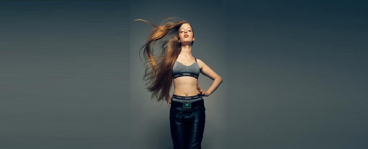 H τρανς κόρη του Elon Musk: «Πιστεύεις ότι αξίζεις τον πλούτο, ενώ οι άνθρωποι κοιμούνται στους δρόμους»