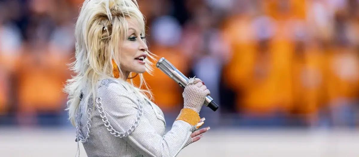 5569809151368644 dolly-parton-lefko-sakaki-strass