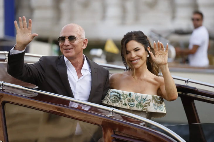 jeff-bezos-lauren-sanchez-leave-107200940