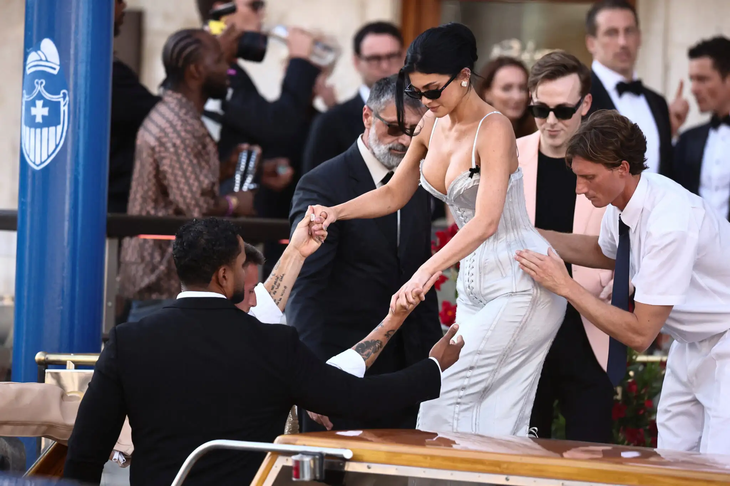 2025-06-27t173039z-357528020-rc25bfa6ixmk-rtrmadp-3-people-bezos-wedding-2048x1366