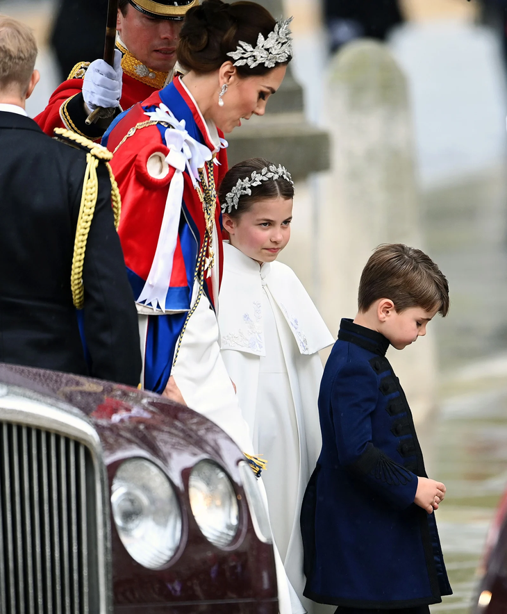 Princess-Kate-and-Princess-Charlotte-Wear-Matching-Headpieces-and-Gowns