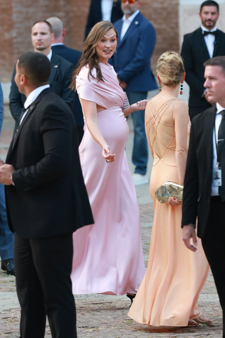 venice-italy-pregnant-model-karlie-107213551