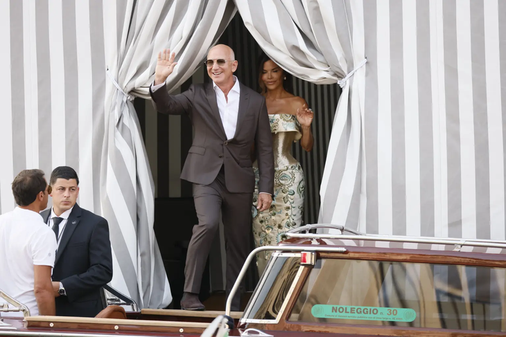 jeff-bezos-lauren-sanchez-leave-107200941