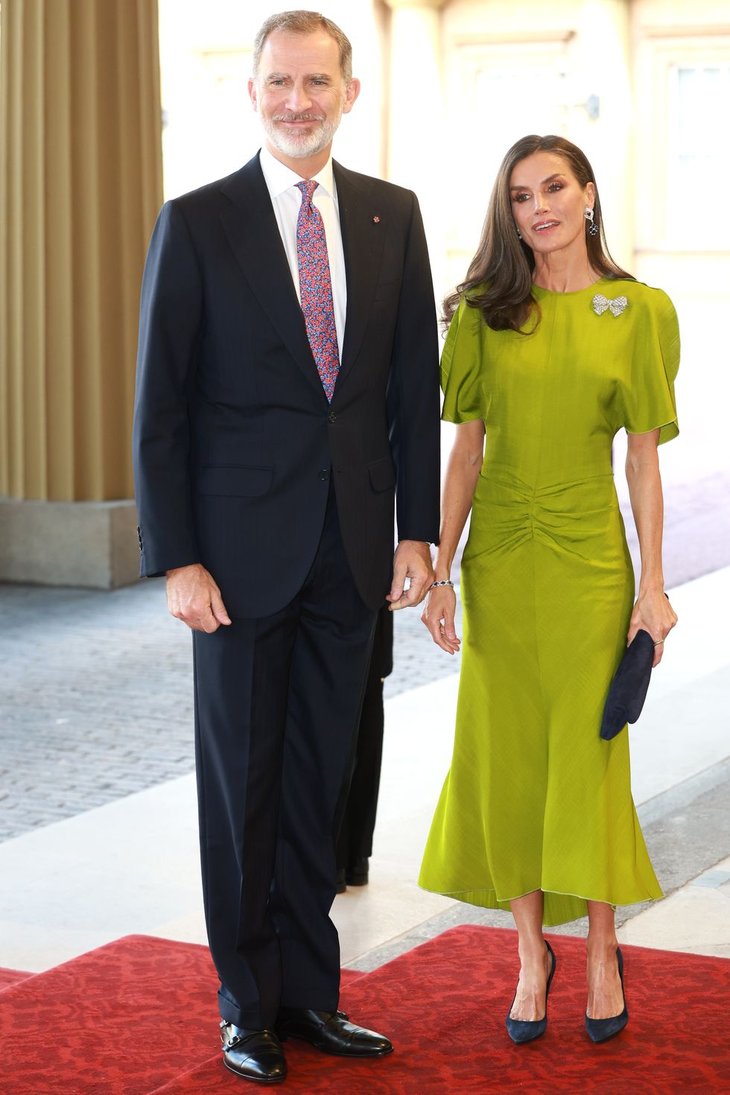 king-felipe-vi-and-queen-letizia-of-spain-attend-the-news-photo-1683305447