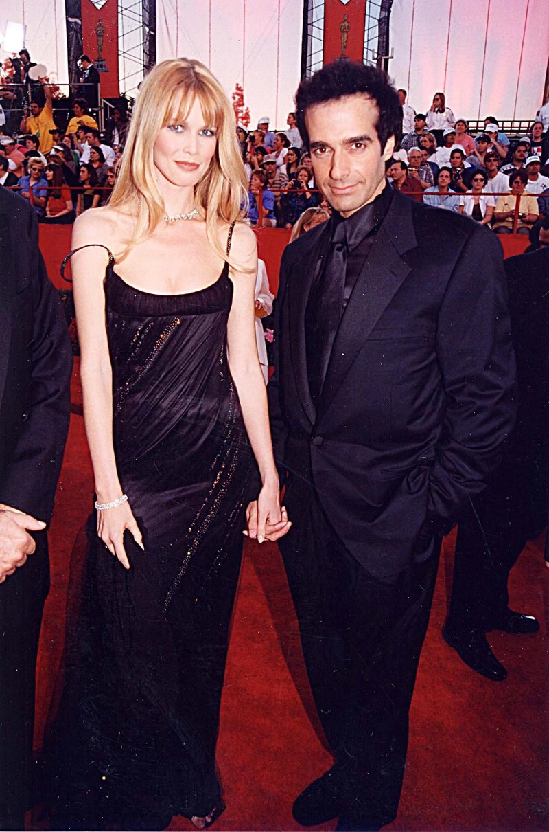 90s-fashion-it-couple-claudia-schiffer-and-david-v0-rm2cp3h0xjpb1